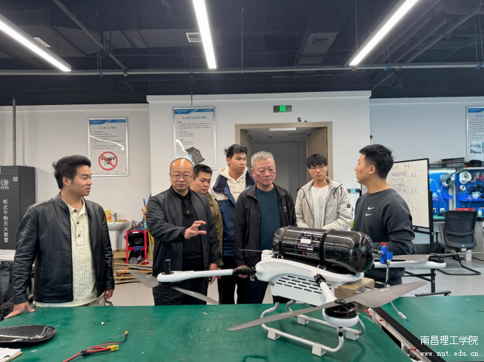 考察组成员进入研发中心深度交流