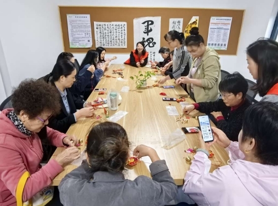 巧手制风铃 邻里传温情