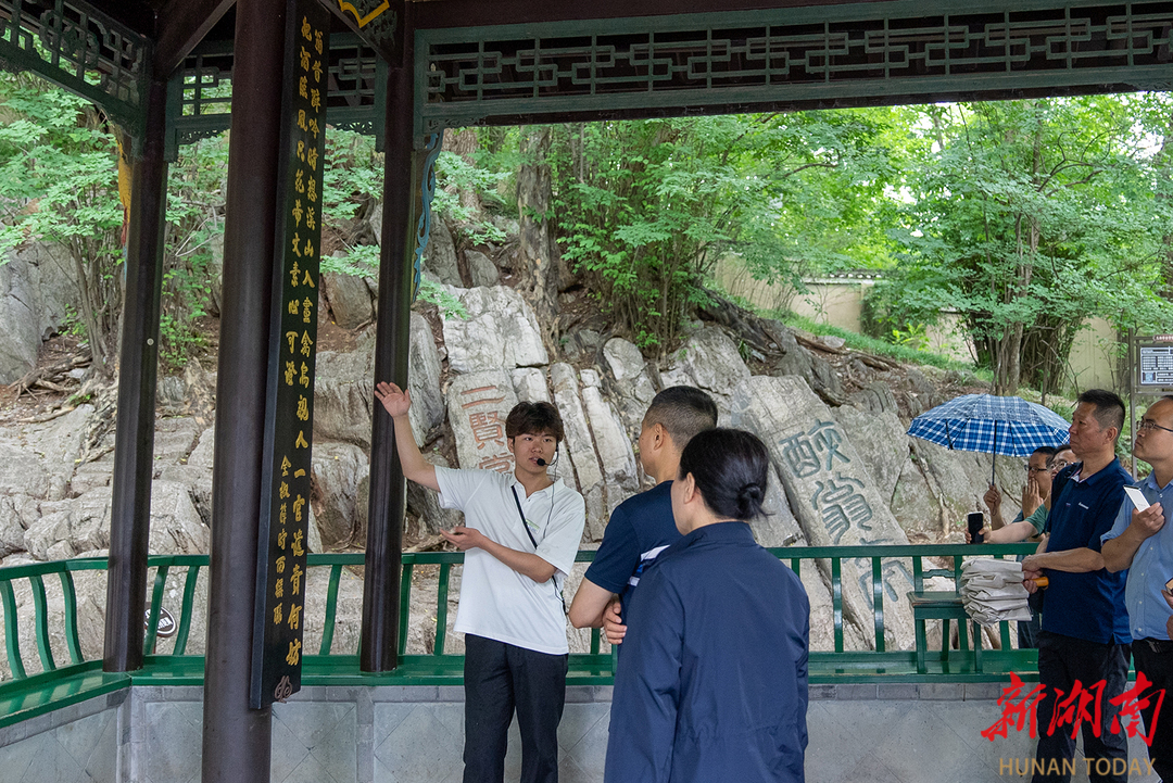 醉翁亭内游人如织。