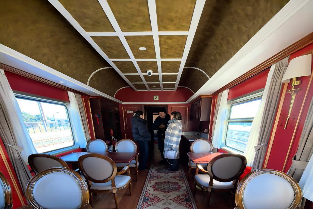 戈米列夫斯卡娅院长参观“东北亚长旅号”旅游观光班列