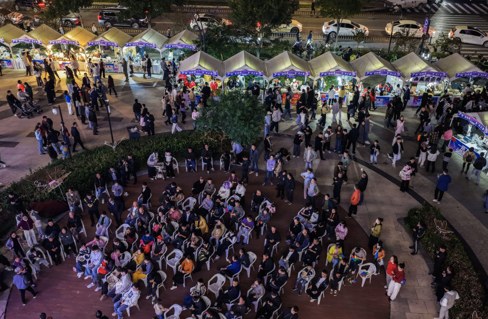 11月7日,依托当晚在西施篮球中心举办的系列演唱会,“陶你所需·朱市云集”社区共富市集吸引了大批市民游客(无人机照片)。新华社记者 徐昱 摄