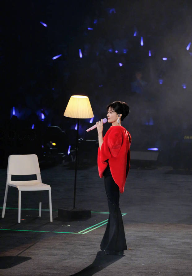 赵雅芝身姿挺拔,气质优雅。