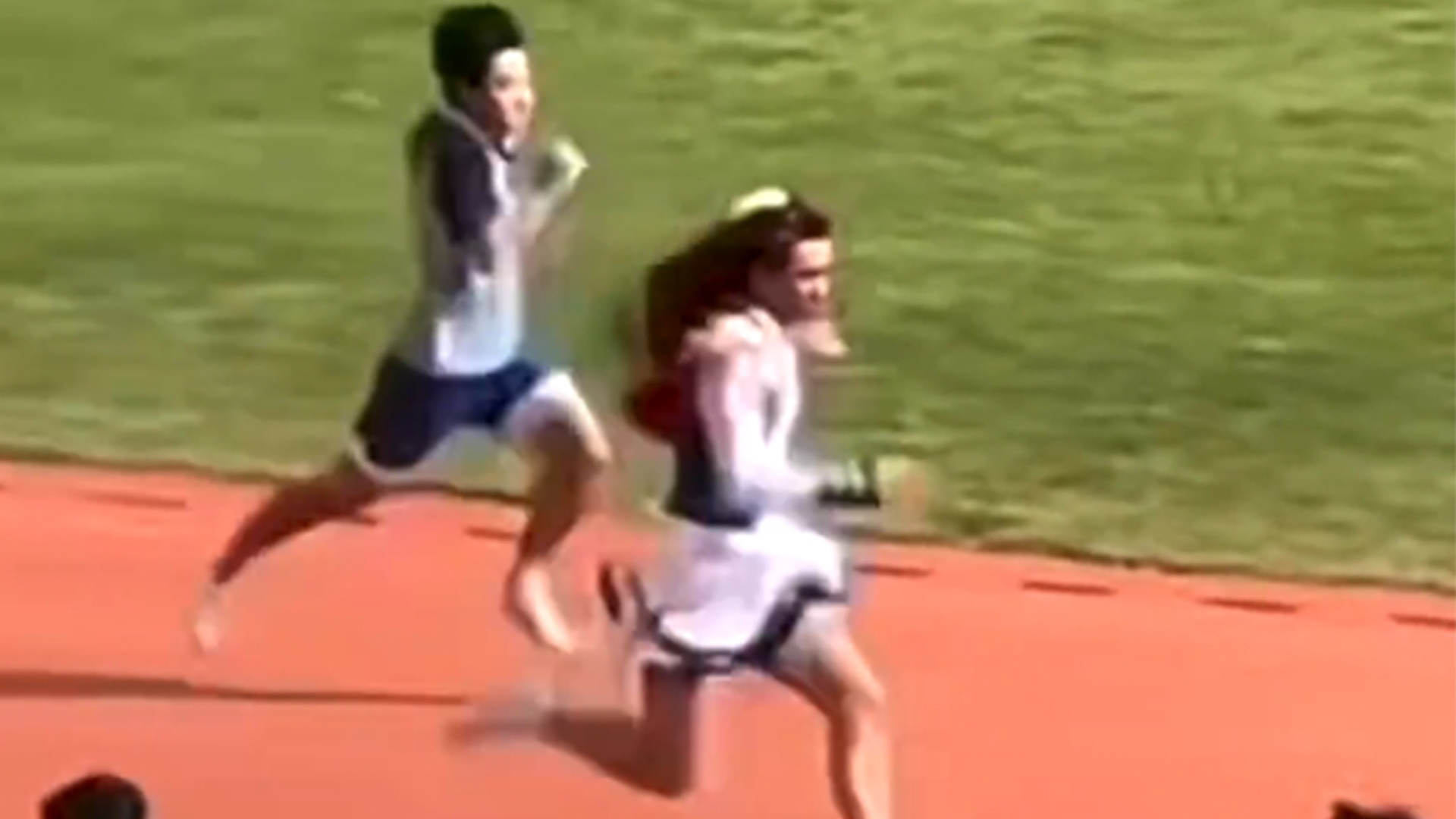 一中学男生穿裙子戴假发跑步夺冠，学校称其“违反体育精神”取消成绩