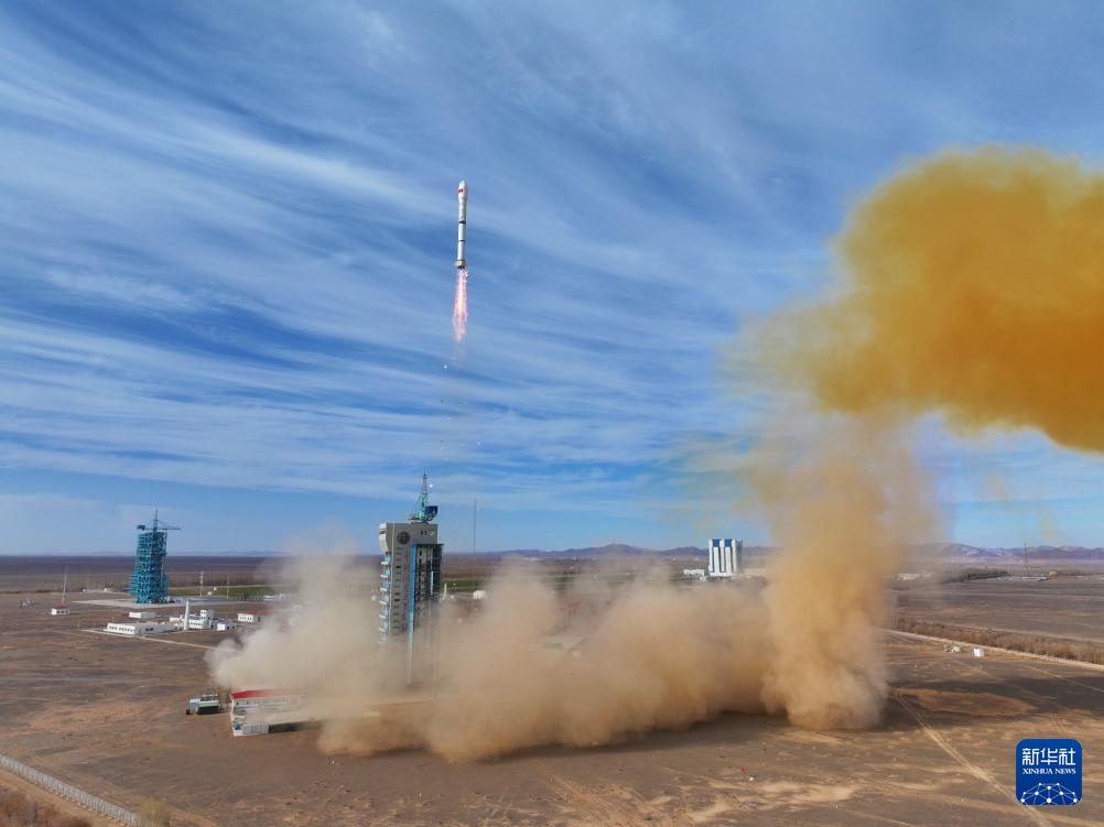 11月19日12时01分，我国在酒泉卫星发射中心使用长征二号丙运载火箭，成功将实践三十号A、B、C星发射升空，卫星顺利进入预定轨道，发射任务获得圆满成功。新华社发（汪江波　摄）