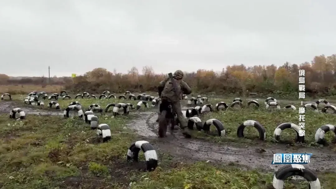 穿插乌军阵地！俄军摩托车冲锋队突击红军城，前线临战训练让士兵适配战场
