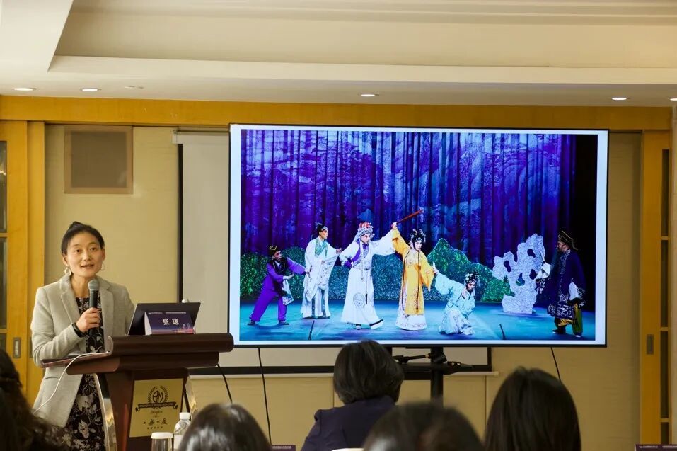 复旦大学外文学院张琼教授做主旨发言