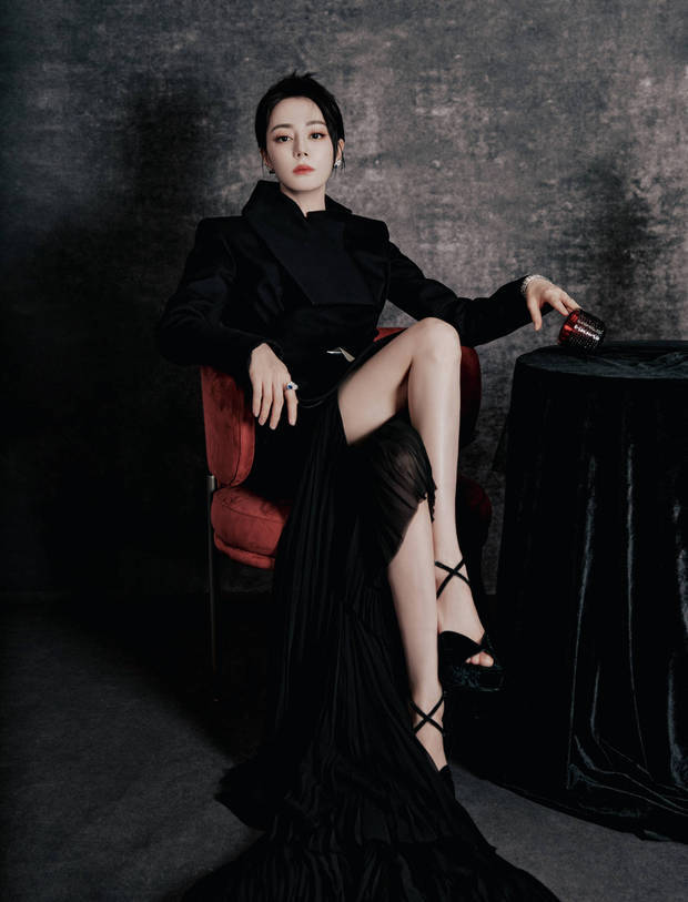 迪丽热巴的大长腿太惹眼。