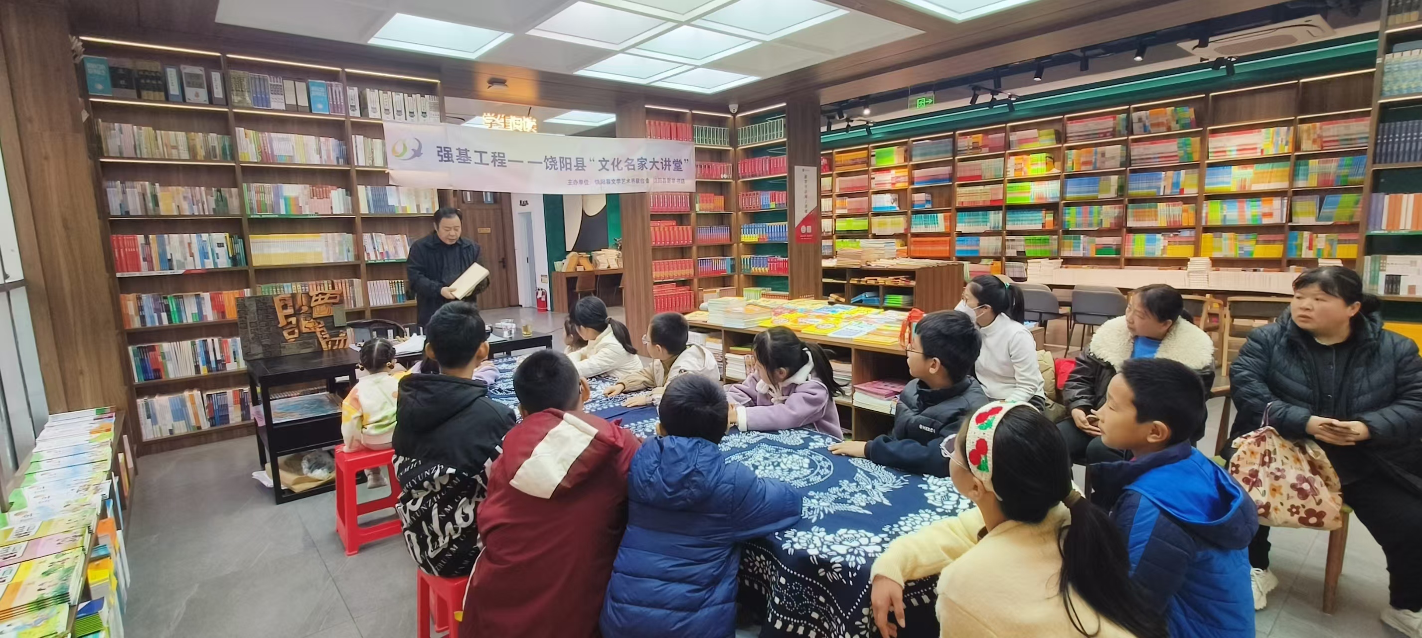 衡水饶阳：“文化名家大讲堂”带孩子们沉浸式感受书刻之美