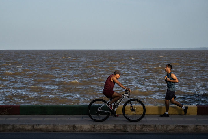 11月9日,在巴西马卡帕市,人们在亚马孙河畔运动。