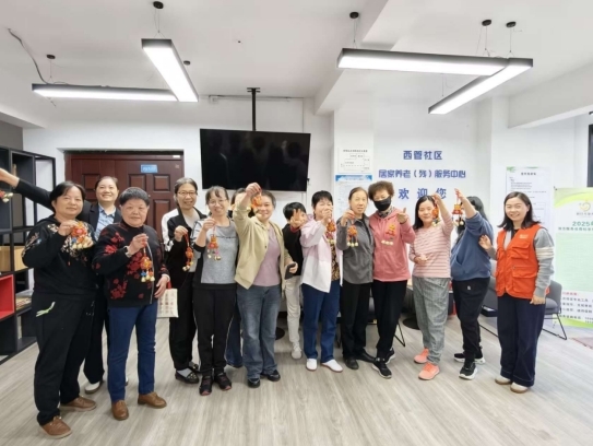 巧手制风铃 邻里传温情