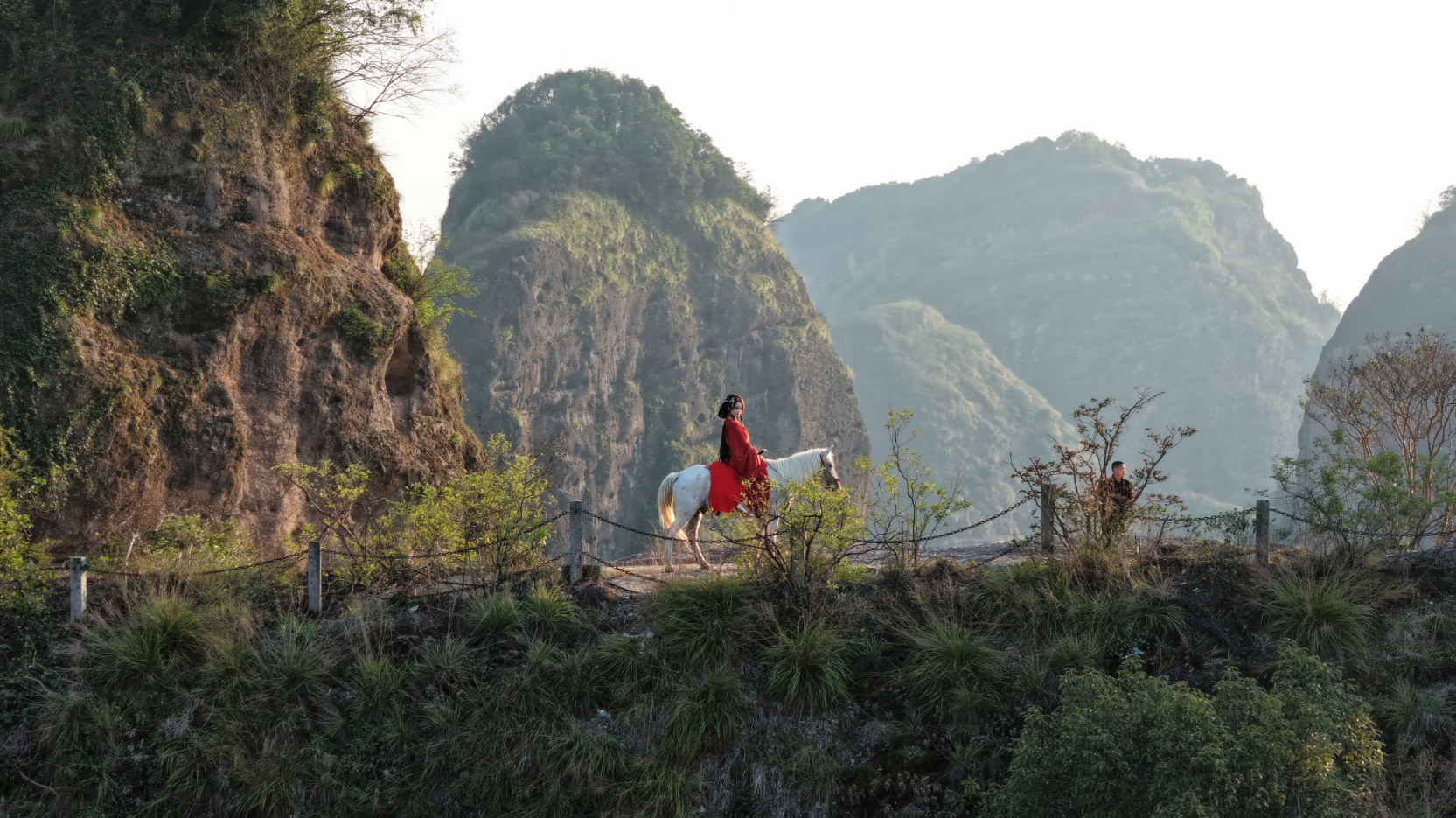 赴一场仙境之约!龙虎山迎仙台成“红衣白马”打卡地