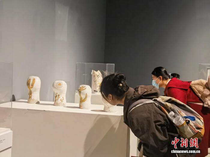 11月18日，展览“丝路回望·瓷上中国——釉色里的敦煌”在江西省美术馆开幕。钟剑桥　摄