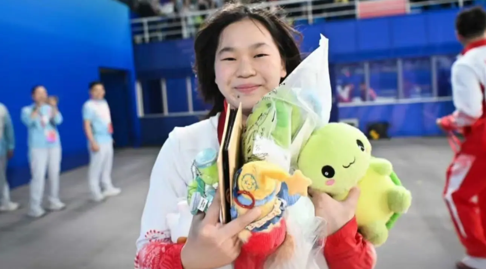 全红婵赛后收获许多玩偶,图源自网络