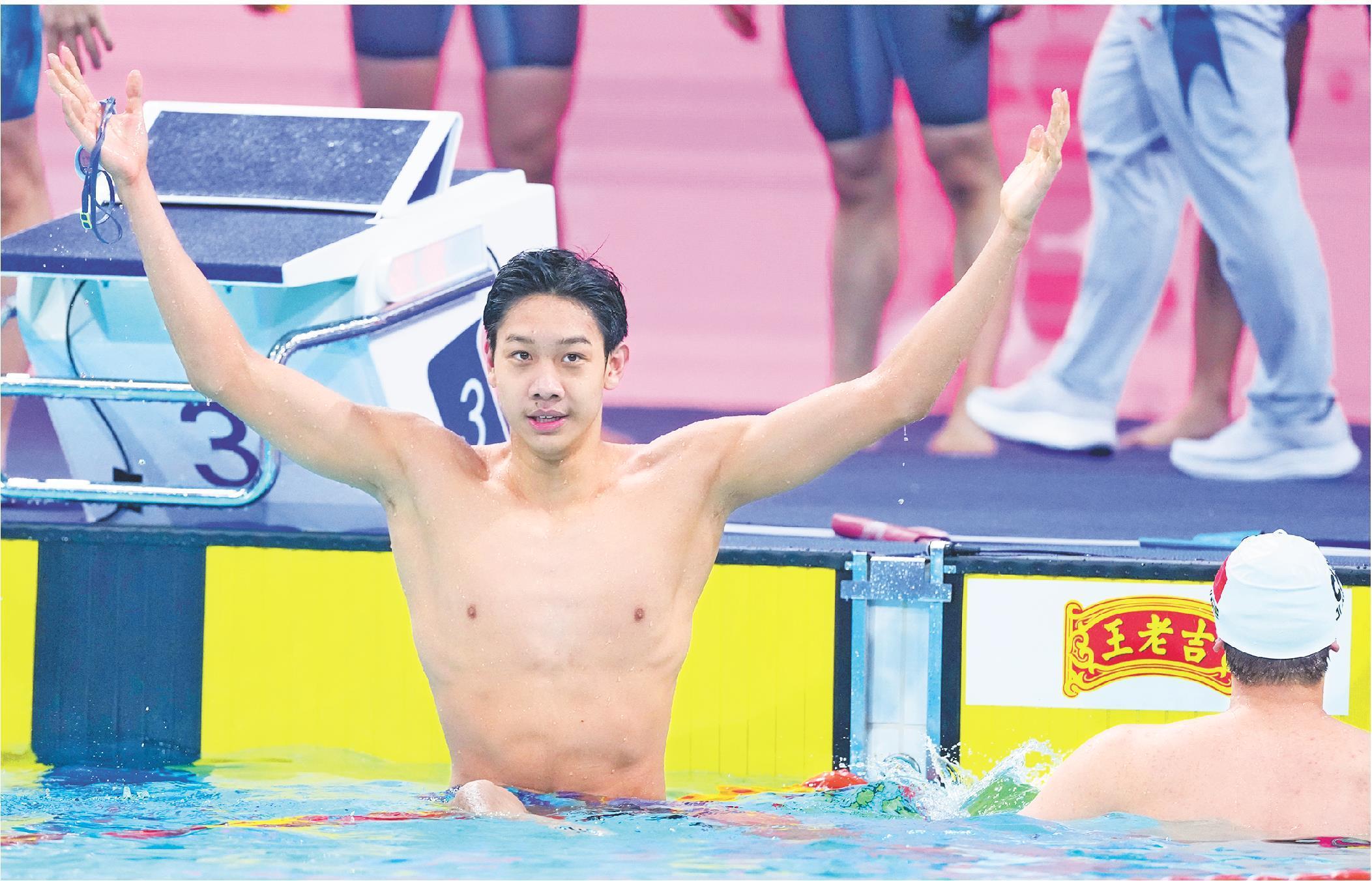 11月15日,全运会男子4×200米自由泳接力决赛举行,山东队第四棒选手张展硕在比赛后庆祝。 (□新华社发)