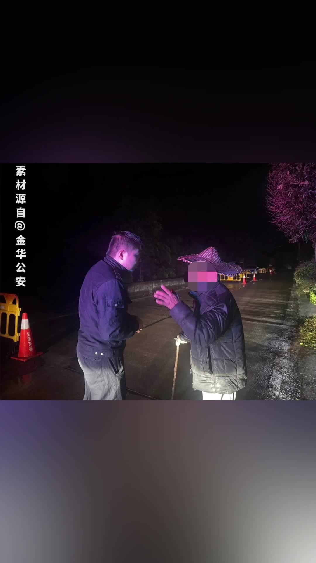 “警察叔叔 真的谢谢你们”，75岁老人串门迷路辅警将其送回家