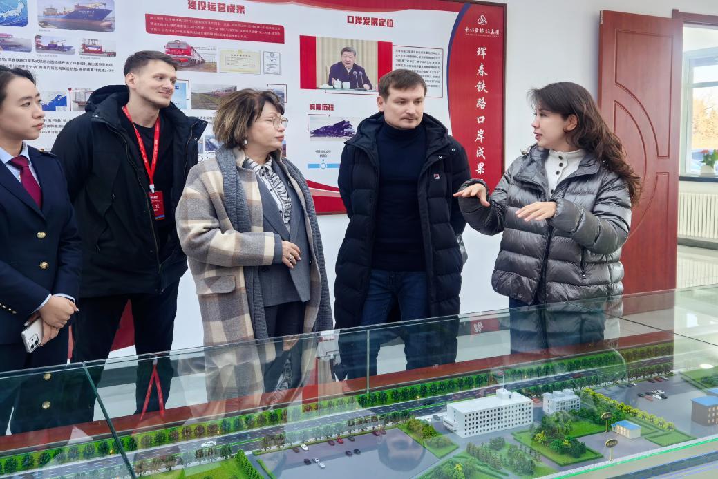 俄罗斯符拉迪沃斯托克国立大学一行前往东北亚铁路集团公司参观调研