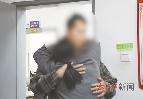 张某与母亲相拥而泣。