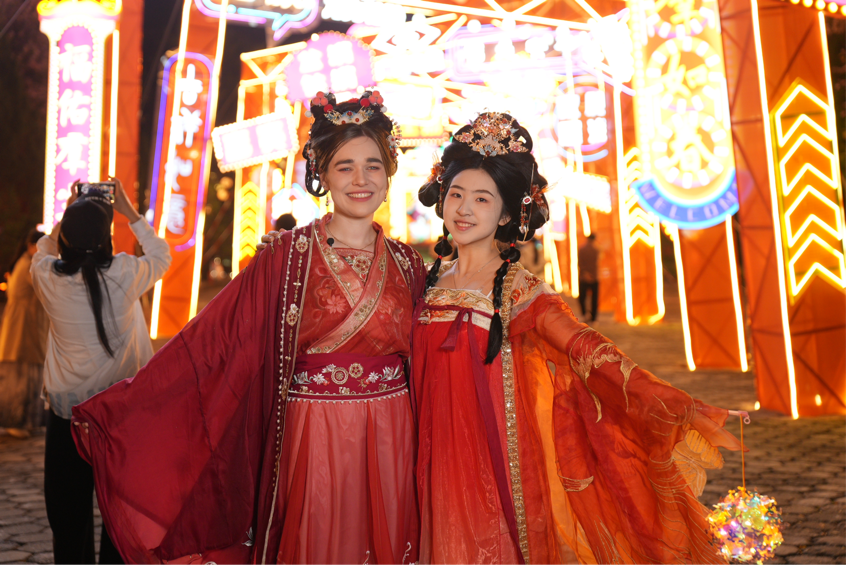 陈一诺与瑞典姐姐在广州穿汉服、游灯会