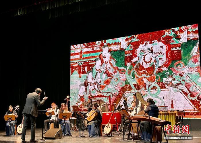 11月16日晚，由香港天籁敦煌乐团呈献的“博物馆系列：来自文物的声音”音乐会在甘肃大剧院上演。中新社记者　丁思　摄