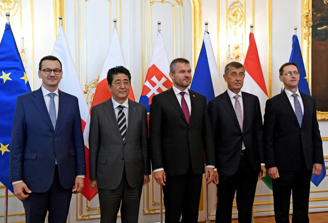 ▎2019年,时任日本首相安倍晋三(左二)与V4的国家领导人合影留念。(图源:路透社)