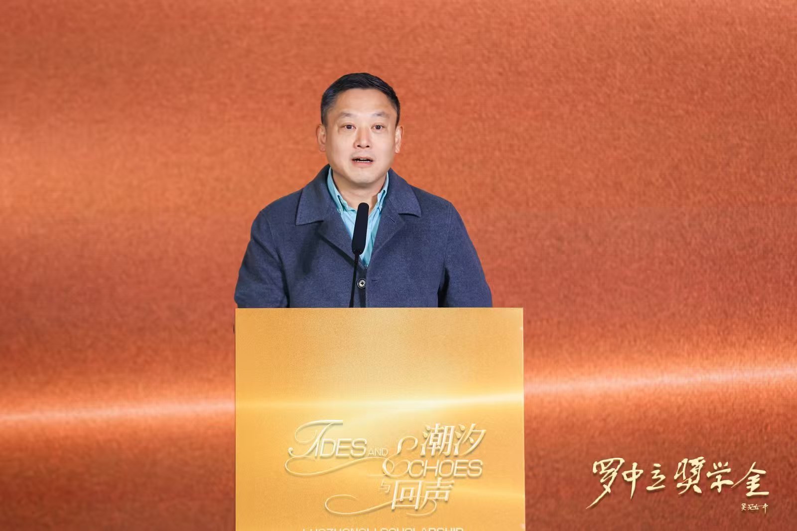 （策展人何桂彦）