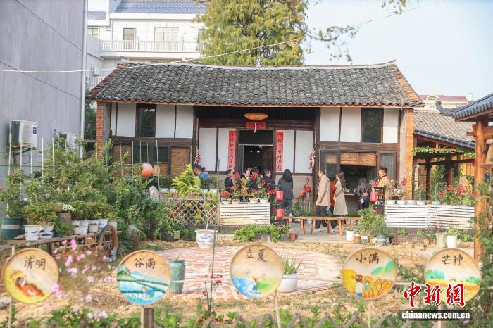 图为中外嘉宾走进湖陂村一栋经过改造且有“新村民”入住的房屋参观。中新社记者 刘力鑫 摄