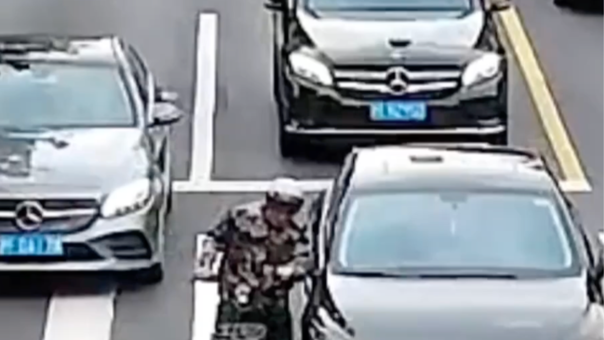 非机动车蛇皮走位酿成车祸还强词夺理，民警现场普法教育