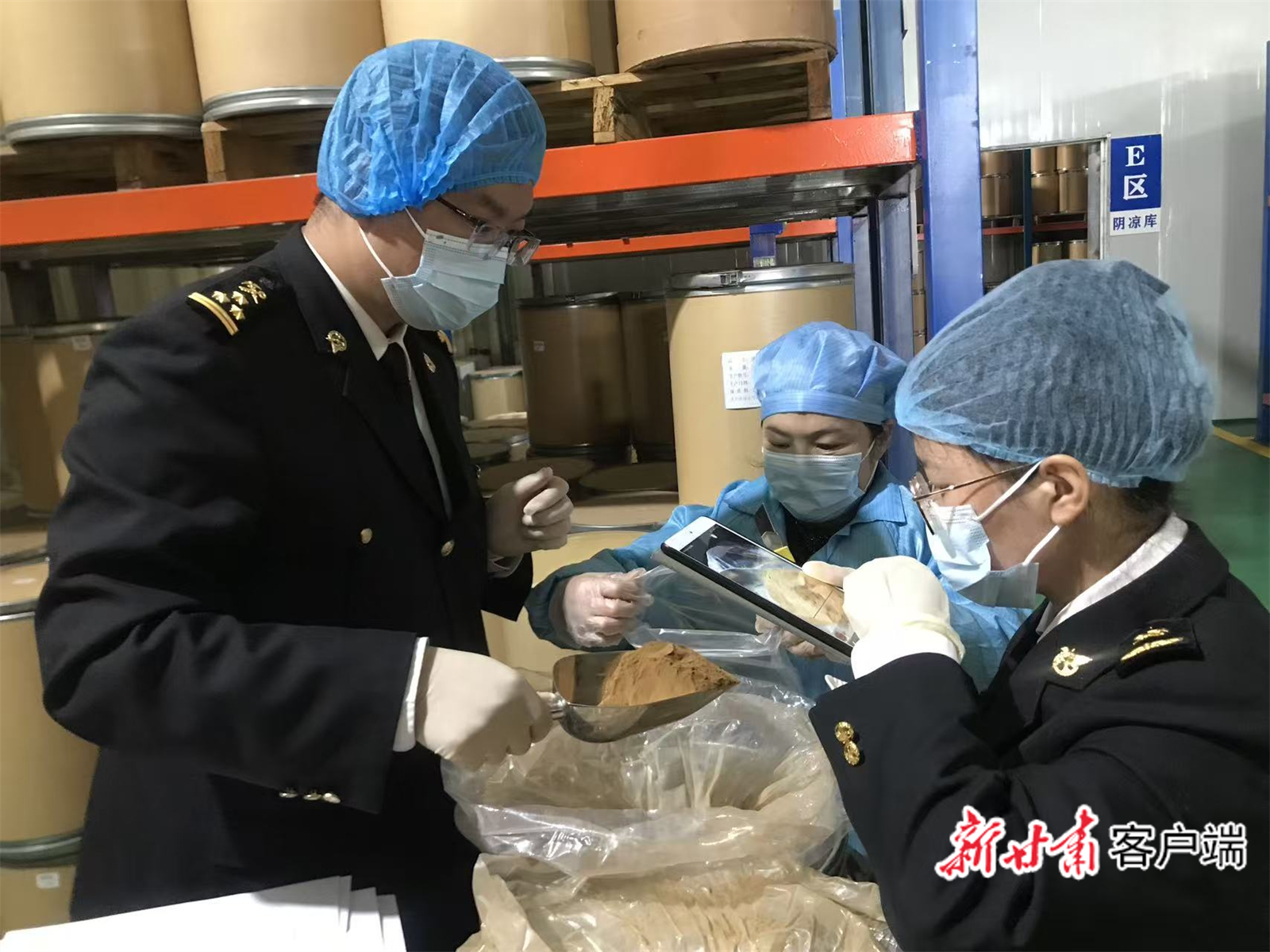 兰州海关所属平凉海关关员对出口中药材进行查验　李建珍