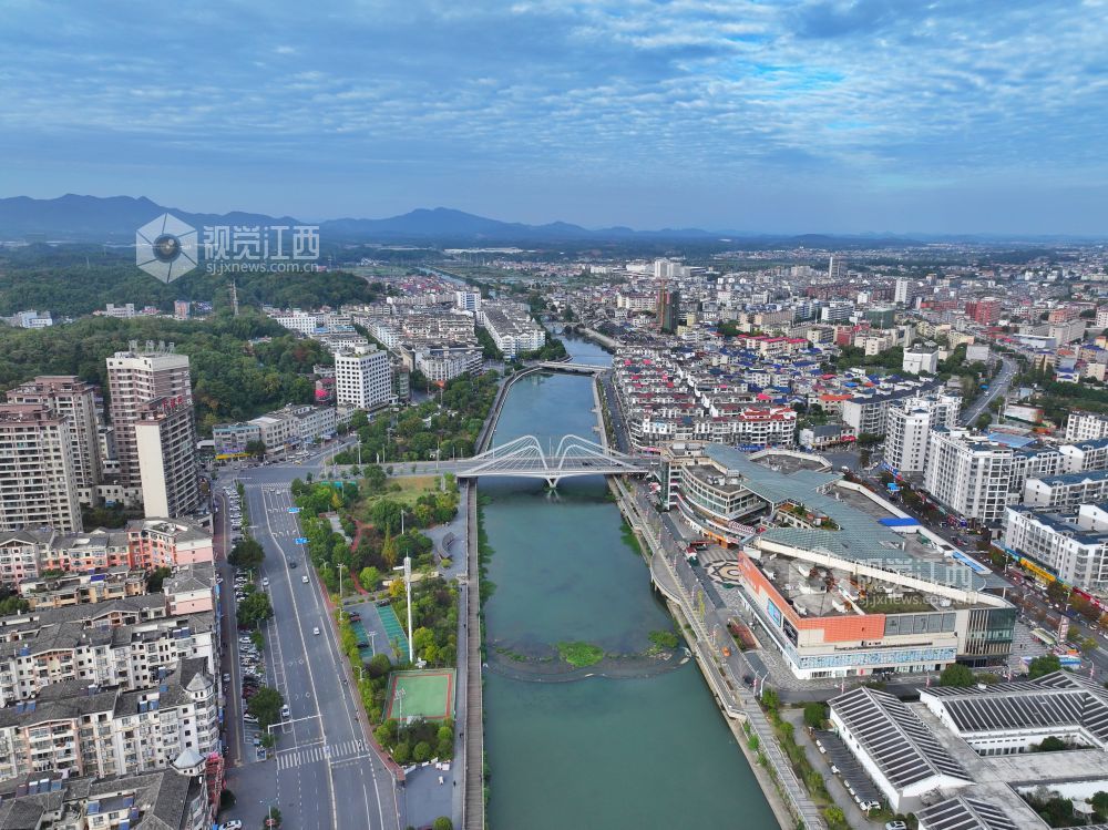 2025年11月14日,江西省萍乡市芦溪县城区,青山、楼宇、道路相互映衬,构成一幅美丽的城市风景画。