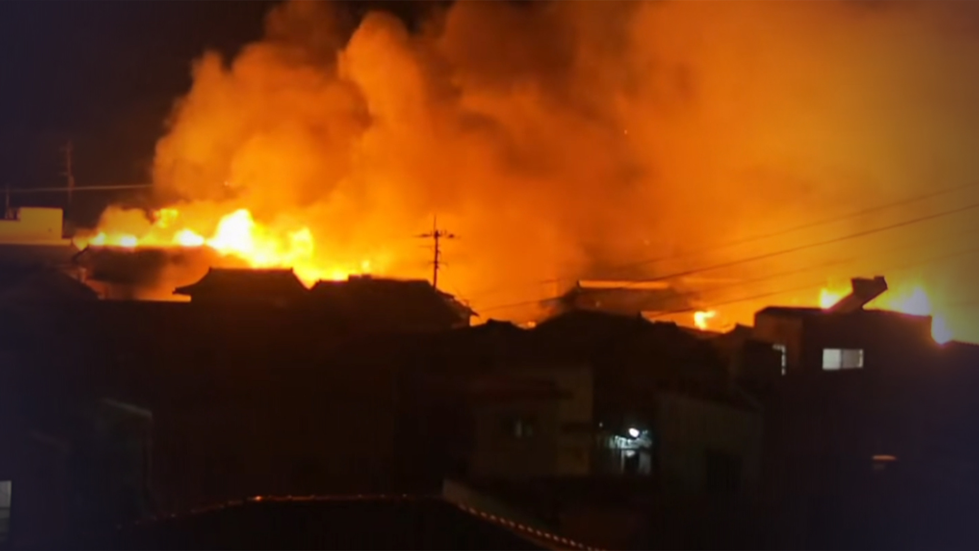 日本大分市发生大规模火灾，致1人失踪，170多栋建筑物受损，火势持续半天仍未被扑灭