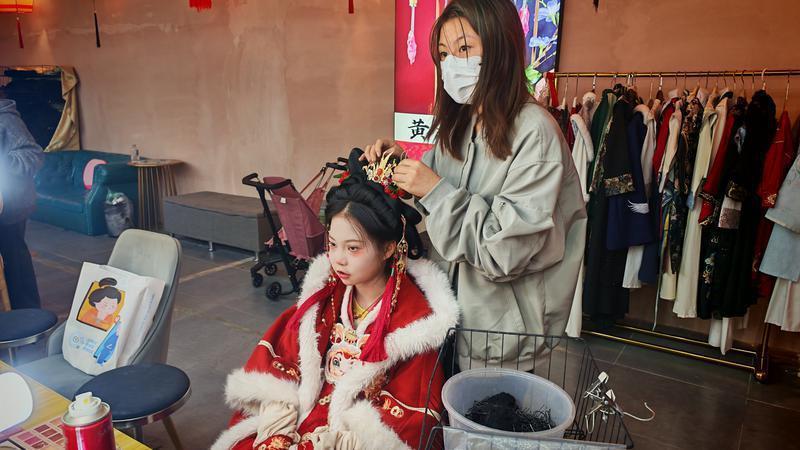 近一周来,西安鼓楼附近的汉服租赁店接待秋游学生激增