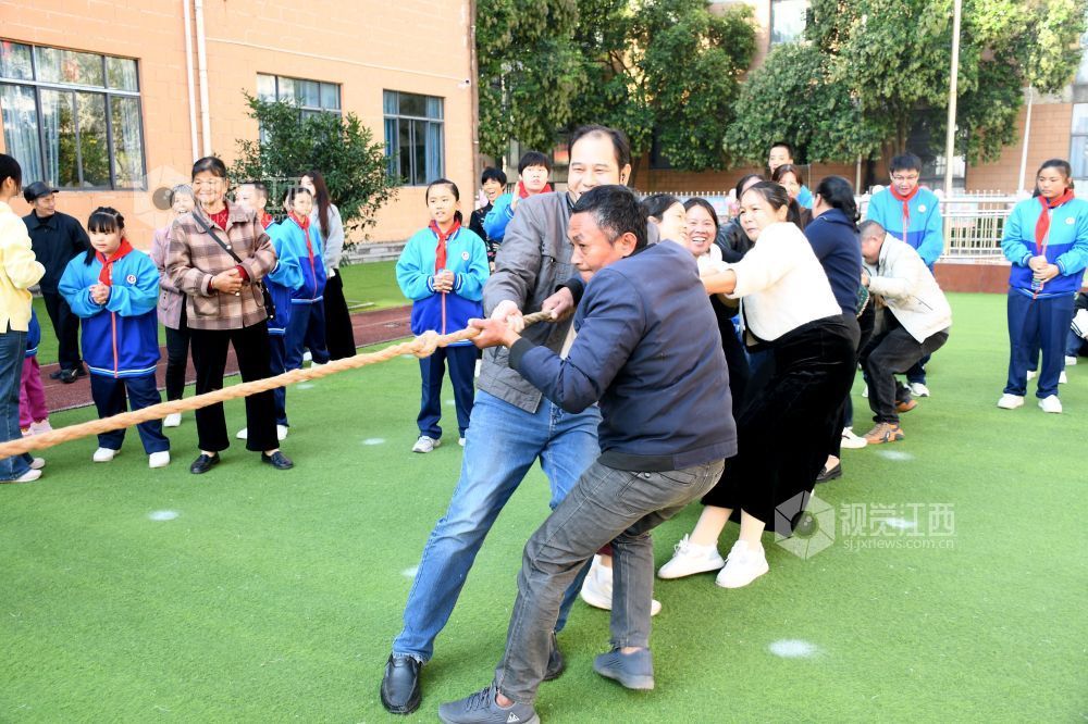 图为学生家长在参加拔河项目的比赛。