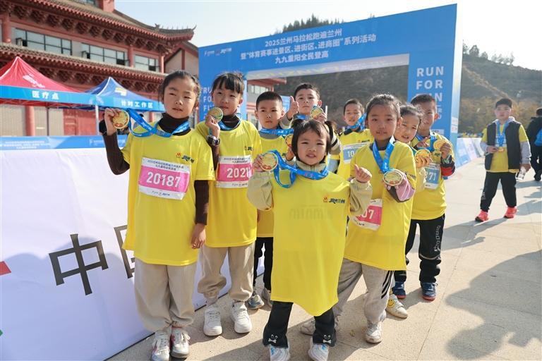 “九九重阳”全民登高活动吸引800名市民登高赏秋