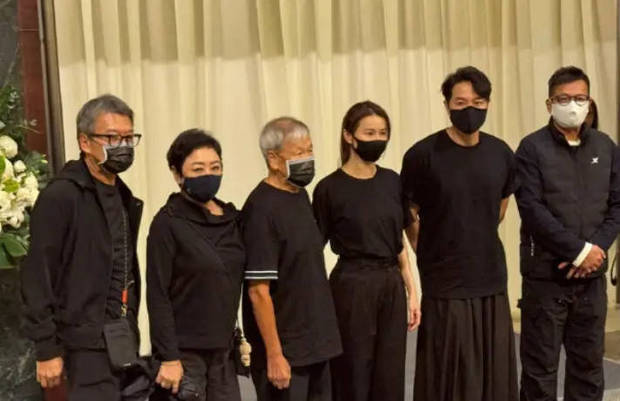 搜狐娱乐讯 据港媒17日报道，许绍雄追悼会在大围宝福纪念馆举行。下午三点开始，许绍雄圈中好友张家辉、佘诗曼、黄子华、黄宗泽、关礼杰、苗侨伟、谭俊彦、萧正楠、黄翠如、康华、梁靖琪、骆应钧、陈俊安、李国麟、邱礼涛、麦长青等陆续抵达悼念。