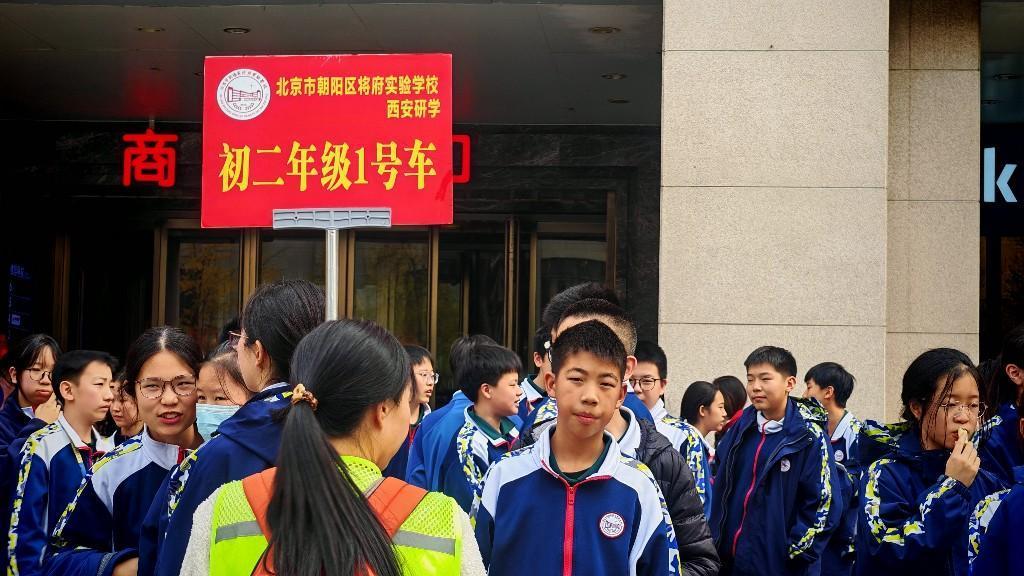 携程数据显示,“秦唐黄金线”(兵马俑+华清宫)订单占比达43% ,兵马俑、西安城墙、陕西历史博物馆稳居热门打卡榜前三;永兴坊非遗体验带动二次消费同比提升120%,成为亲子游新亮点。