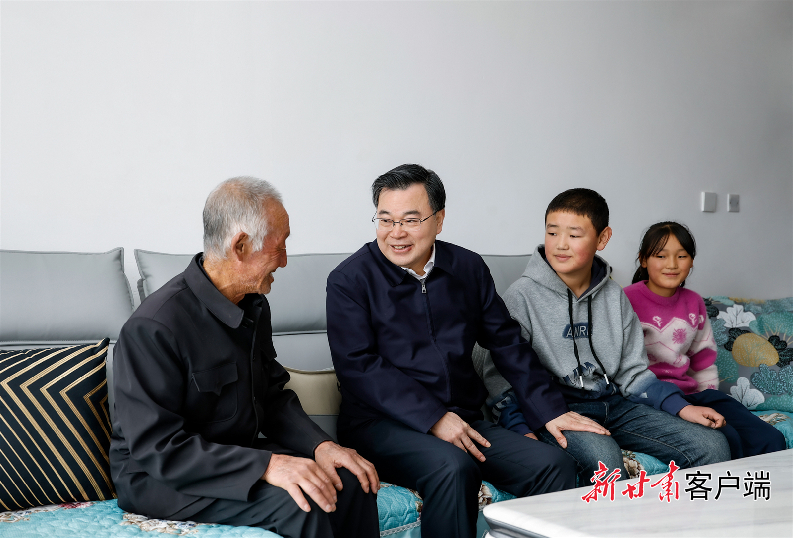 11月19日，省委书记、省人大常委会主任胡昌升在临夏州积石山县调研灾后恢复重建工作，看望慰问受灾群众和基层党员干部。新甘肃&middot;甘肃日报记者　孟捷