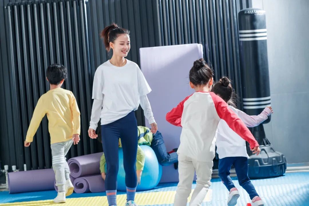 千库网_体能训练课上的老师与学生_摄影图编号19812738.jpg