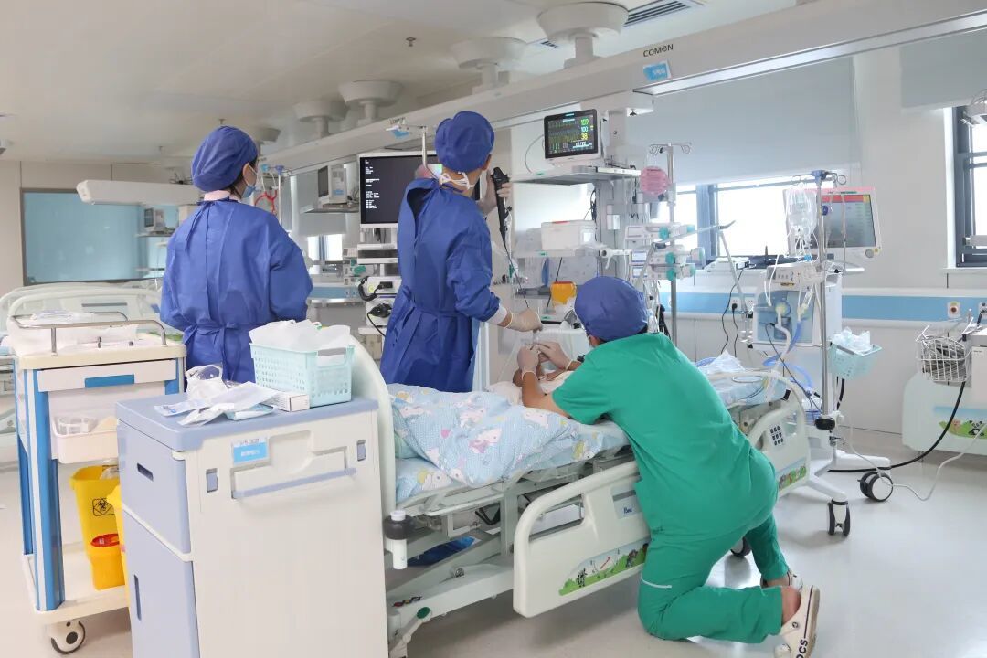 重医儿院江西医院呼吸科负责人饶志辉为2个月大的患儿进行支气管镜操作。