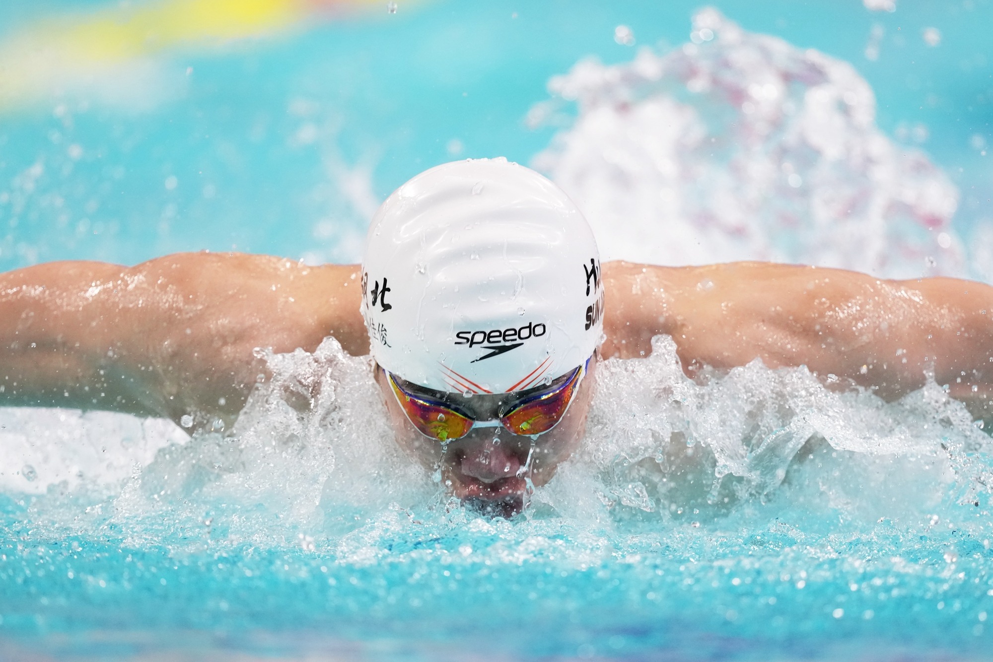 湖北队第三棒选手孙佳俊在比赛中