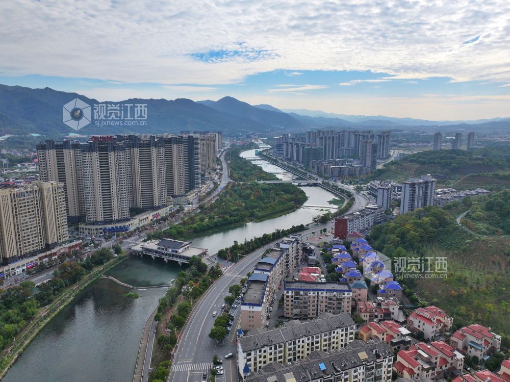 2025年11月14日,江西省萍乡市芦溪县城区,青山、楼宇、道路相互映衬,构成一幅美丽的城市风景画。