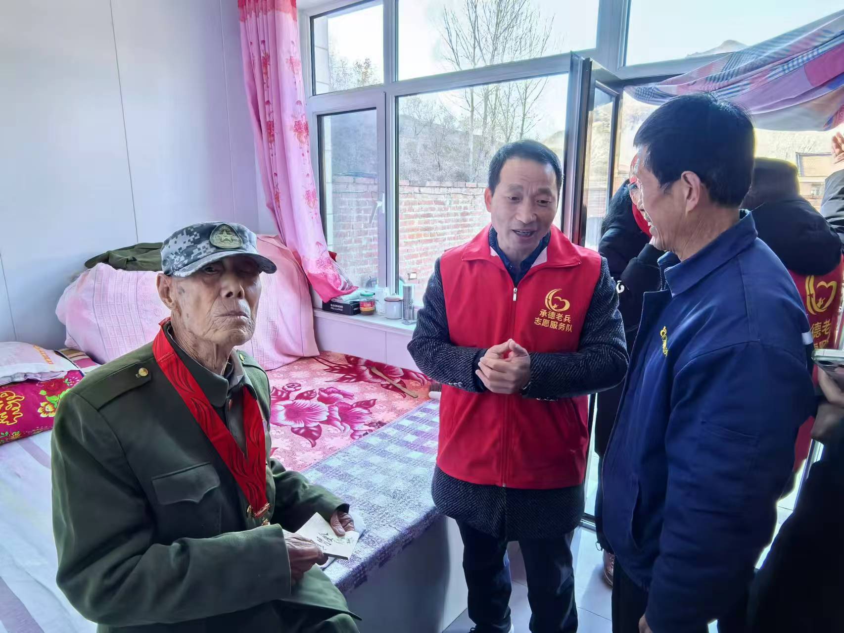 慰问现场 王占平摄