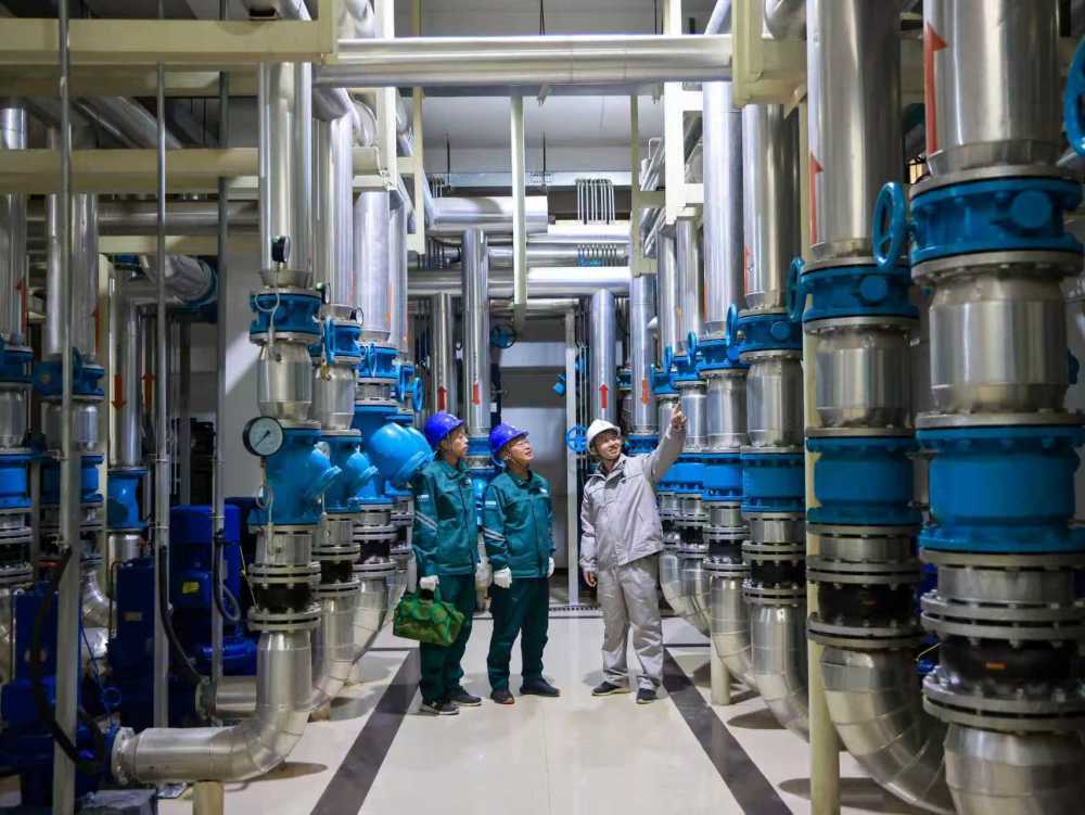 国网菏泽供电公司工作人员走访当地热力公司，了解用户用电需求。（受访单位供图）