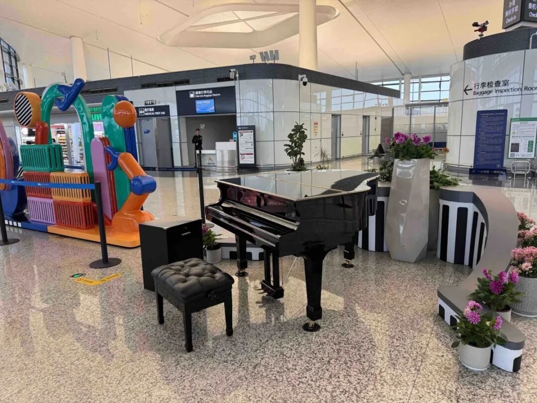 位于宁波机场的“公共钢琴”。