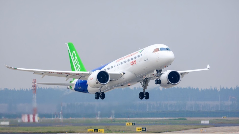 2025迪拜航展开幕，中国C919大飞机亮相