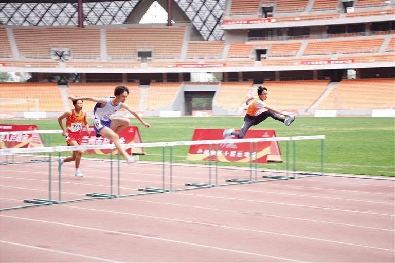 男子跨栏上演飞人大战
