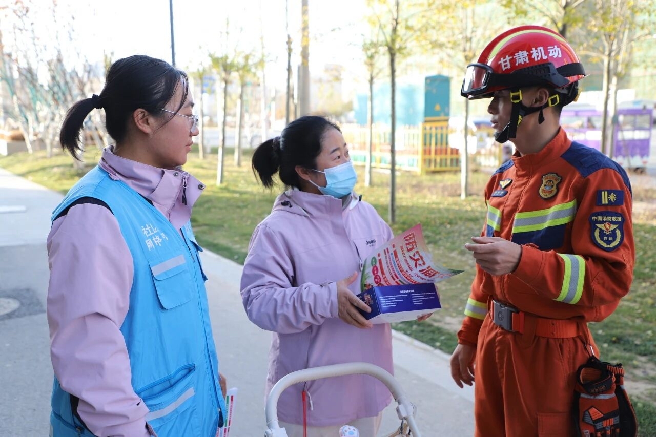 消防员给商户讲解消防安全知识