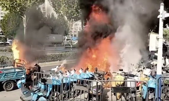 合肥一地铁口突发火灾，多辆电动车被烧得只剩框架