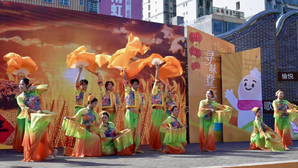 图为：文艺惠民演出。