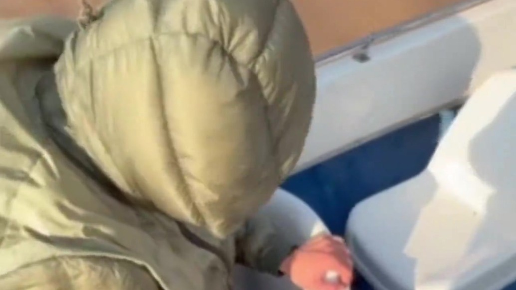 羽绒服撑起落水男　搜救员及时来救援