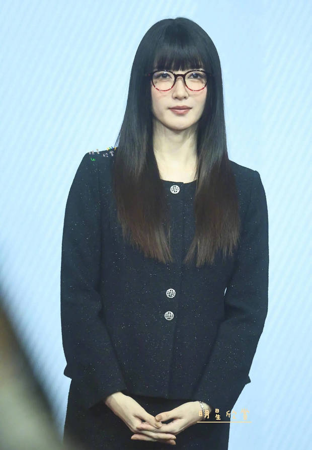 搜狐娱乐讯 20日，江疏影参加活动的现场图曝光，她梳着齐刘海发型，戴着圆框眼镜，穿着黑色套装秒变“麻辣女教师”，